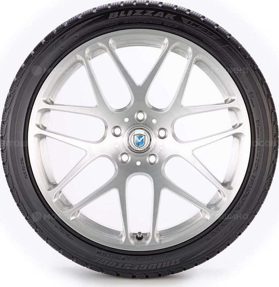 Vista lateral Bridgestone Blizzak LM32 245/45 R18