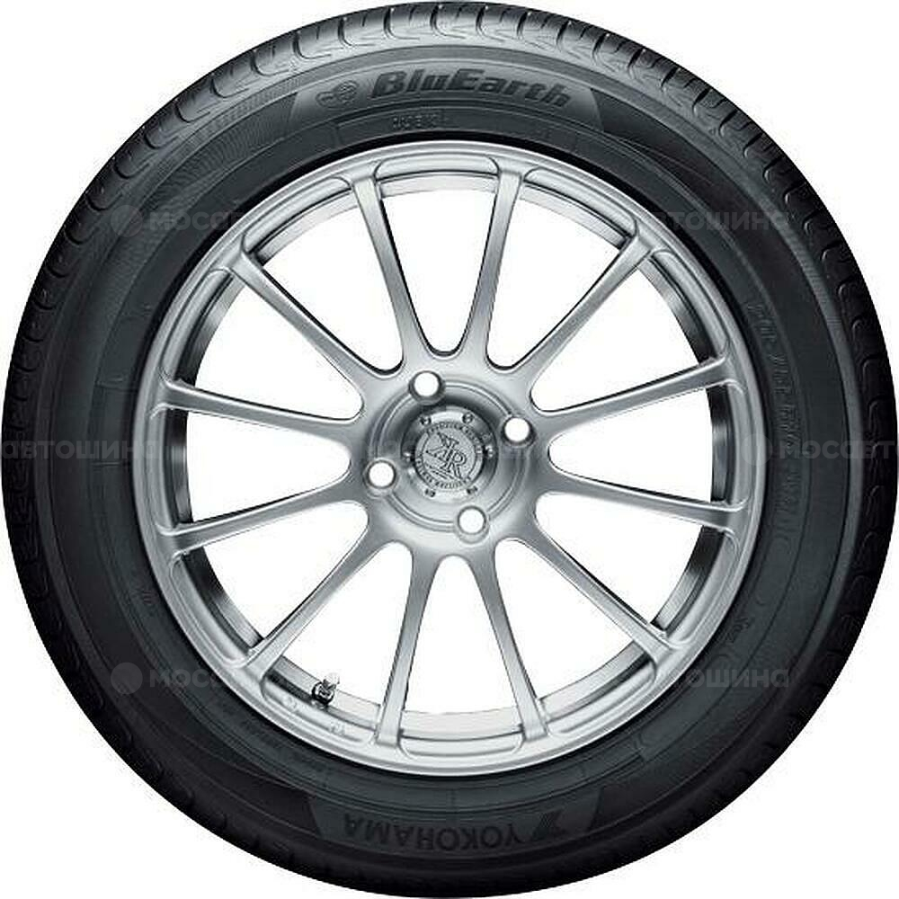 Vista lateral  Yokohama Bluearth AE01 195/50 R15 82V
